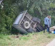 Camión cae de un puente en Villa Clara