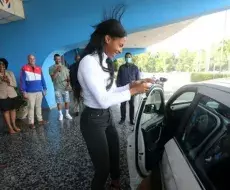 Entregan autos a deportistas en Cuba