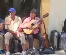 Músicos cubanos tocan en las calles