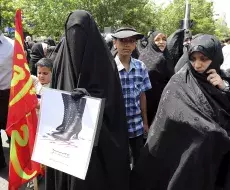 Las iraníes denuncian una “guerra contra las mujeres”: el régimen creó patrullas para imponer el velo