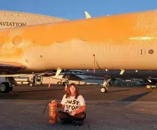 Activistas climáticos pintan con aerosol aviones privados; pensaban que el avión de Taylor Swift estaba en el aeropuerto