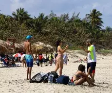 Jóvenes cubanos en una playa de la isla
