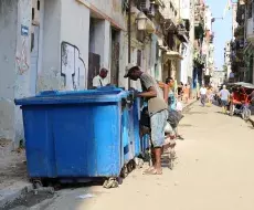 Deambulantes revisan la basura en La Habana