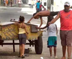 Niños cubanos en una calle