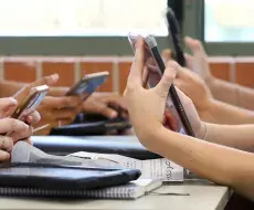 Restringen uso de teléfonos móviles y auriculares en escuelas de Broward