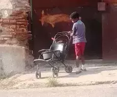 Niño vende aguacates en calles de Santiago de Cuba