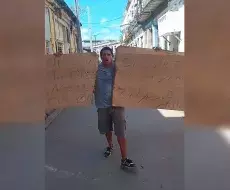 Opositor Alberto Turis protesta en La Habana Vieja