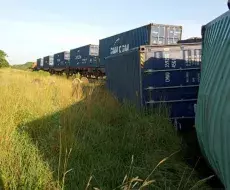 El accidente resultó en el vuelco de tres planchas portacontenedores