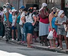 Mujeres haciendo fila para comprar alimentos durante la pandemia de coronavirus