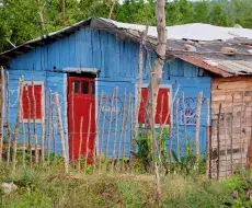 Miles de familias viven en casas con pisos de tierra en Cuba