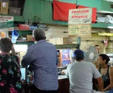 Imagen de archivo con personas esperando en una tienda de gafas en el casco antiguo de La Habana