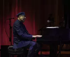 Fotografía cedida sin fecha por Adrienne Arsht Centro del compositor, arreglista y pianista cubano Chucho Valdés durante una presentación.