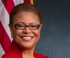 Karen Bass y Cuba