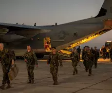 Primer vuelo militar estadounidense que deportaba migrantes a la base naval de Guantánamo