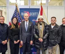 Activistas de Pasos de Cambio con el senador Rick Scott