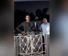 Agentes de la Seguridad del Estado en la puerta de la casa de los activistas