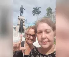 Alina Bárbara López Hernández junto a Jenny Victoria Pantoja Torres