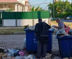 Cubanos buscan comida en la basura