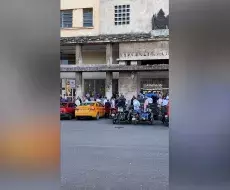 Masones a la entrada de la Gran Logia de Cuba