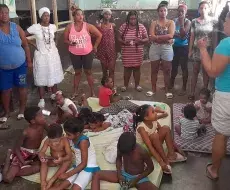 Madres cubanas con sus hijos ocupan una imprenta abandonada
