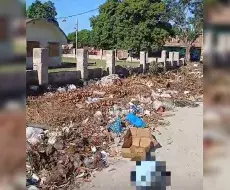 Un vertedero de basura en las inmediaciones de la Escuela Secundaria Ana Betancourt de Mora, en Camaguey