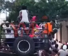 Avalancha de personas tras caerse cajas de picadillo de un camión en Santiago de Cuba.