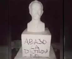 Carteles contra la dictadura en diferentes zonas de La Habana
