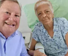 Opositora cubana Martha Beatriz Roque junto a Mike Hammer, encargado de Negocios de EE. UU. en La Habana.