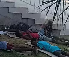 Niños durmiendo en las afueras de un hotel en La Habana.