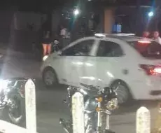 Patulla policial cubana en las afueras del Hospital Pediátrico de Camagüey.