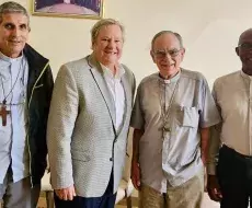 Mike Hammer junto a obispos de Oriente