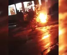 Vecinos del barrio La Zamora protestan contra apagones.