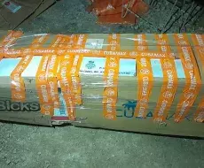 Un ataúd hecho de cajas de cartón en Cuba