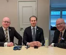 : De izquierda a derecha, los políticos suecos Björn Söder y Markus Wiechel con el Dr. Orlando Gutiérrez Boronat de la ARC