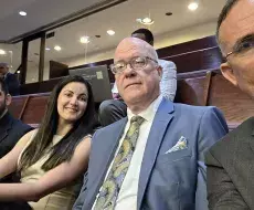 Durante la sesión, legisladores de ambos partidos ofrecieron un aplauso en señal de respaldo al Acuerdo de Liberación, representado en el hemiciclo por Payá, Ferrer y el Dr. Gutiérrez Boronat.