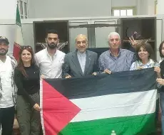 Delegación integrada por activistas del ICPJD y representantes del FPLP durante una visita a la Embajada de Irán en La Habana en abril de 2024. La imagen fue publicada por Resumen Latinoamericano y está firmada por Bassel Ismail Salem, representante del FPLP en Cuba