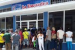 Cubanos miran por vidrieras de tienda en MLC. Foto: Granma