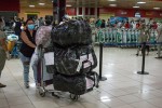 Pasajera con equipaje en aeropuerto de La Habana. Foto: Cubadebate