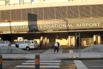 Detienen a 2 asistentes de vuelo en aeropuerto de Miami por presunto tráfico de drogas