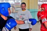 Jóvenes boxeadoras cubanas en escuelas de la isla