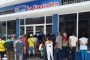 Cubanos miran por vidrieras de tienda en MLC. Foto: Granma