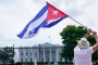 Un manifestante ondea una bandera cubana frente a la Casa Blanca (AP)