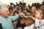 Díaz-Canel saludando a cubanos. Foto: Granma