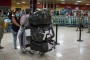 Pasajera con equipaje en aeropuerto de La Habana. Foto: Cubadebate